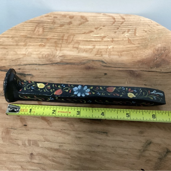 Beautiful vintage hand painted Railroad Spike - Flowers themed design - Unique - Picture 10 of 12